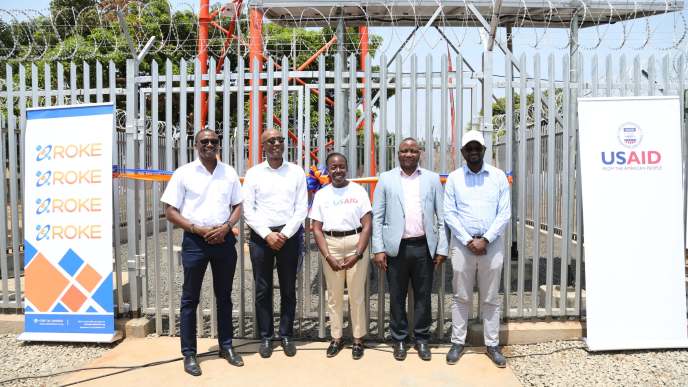 Daniele Nyirandutiye, (C), USAID/Uganda Mission Director, Roger Sekaziga, (2nd L), CEO Roke Telkom, Eng. Mujuni B Arnold, (2nd R), Ag. Head Uganda Communications Universal Service and Access Fund (UCUSAF), Uganda Communications Commission pose for a phot with other Roke Telkom staff member during the official launch of a new telecommunications site in Yumbe, Uganda.
